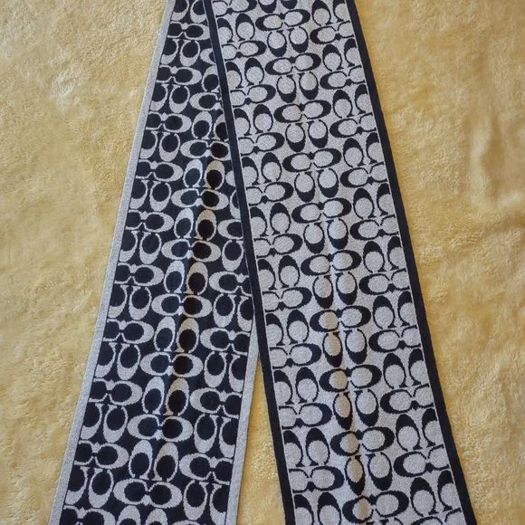 Coach winter hat and scarf set - Picture 2 of 7